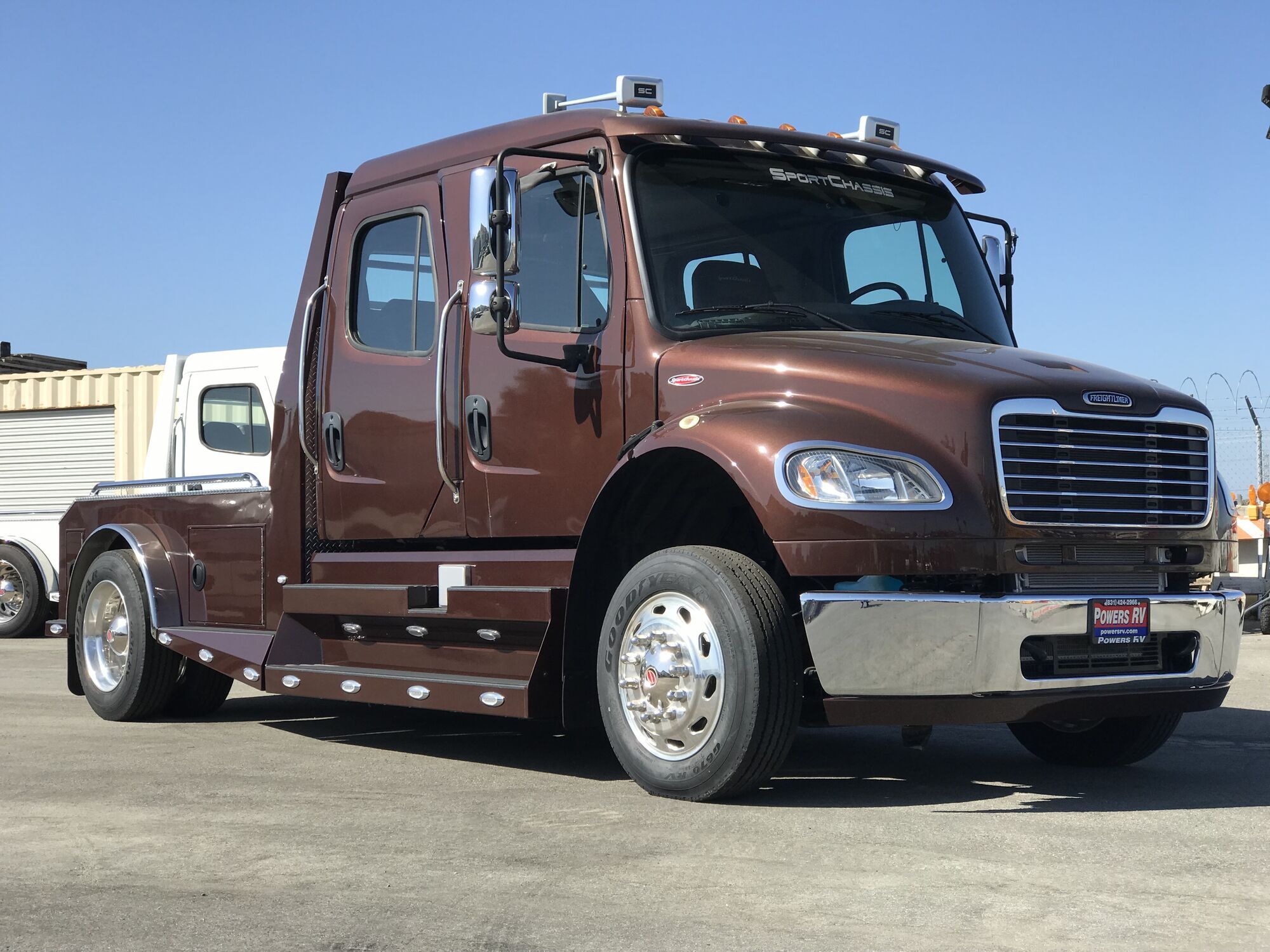 SportChassis Freightliner створили для перевезення тварин та великого вантажу