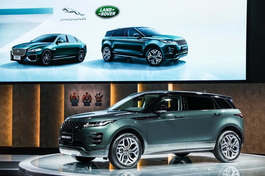 Колесная база Evoque L теперь достигает 2841 мм (+160 мм), что позволило увеличить пространство в салоне для задних пассажиров