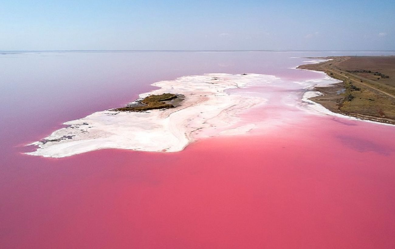 В Розовом озере невозможно утонуть и даже достать до дна