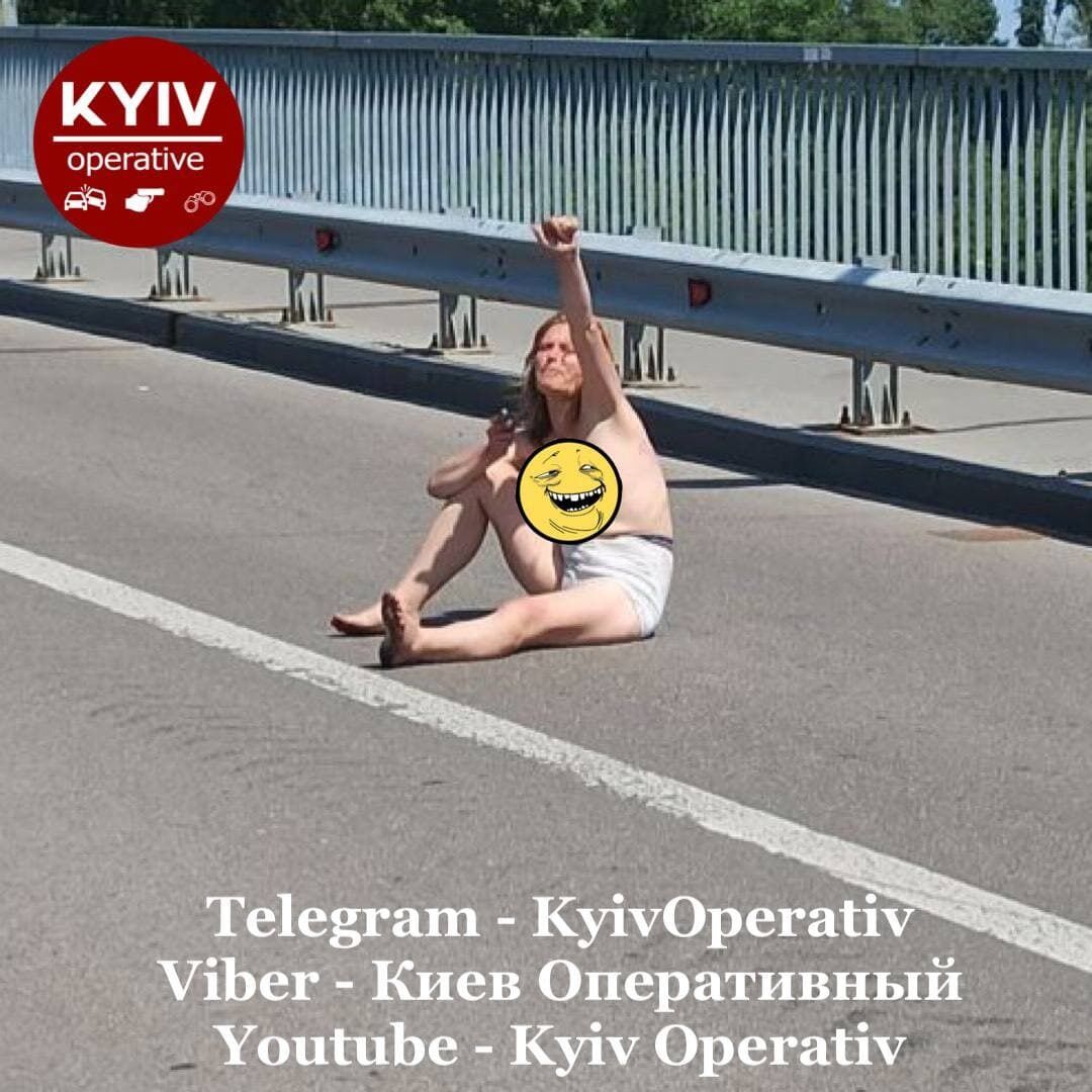 В Киеве полуголая нетрезвый женщина устроила "шоу" прямо посреди дороги.