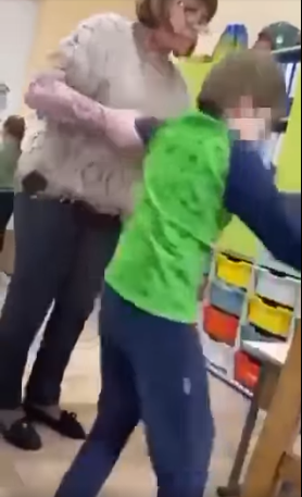 Учитель бьет ребенка