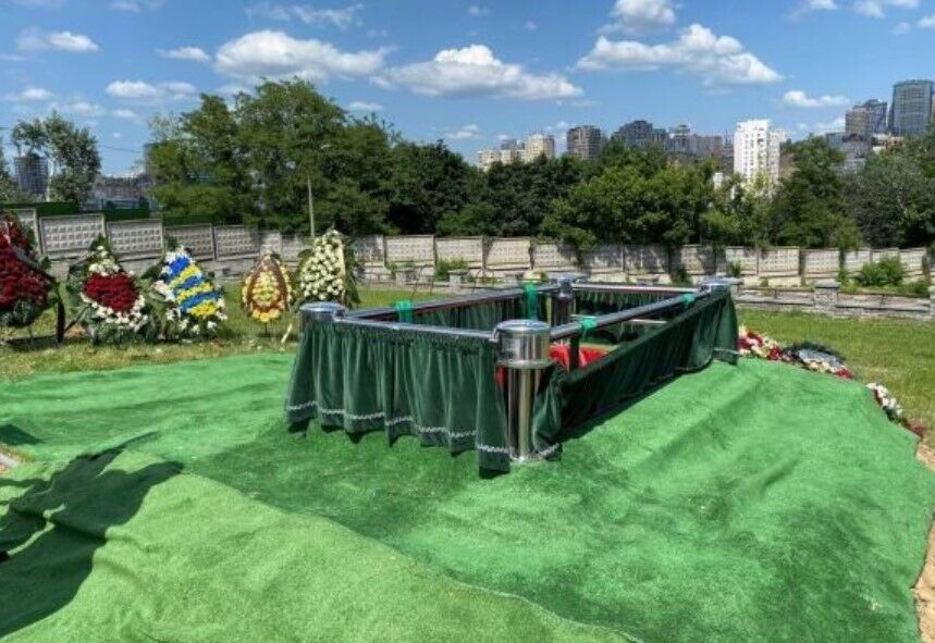 Чапкиса похоронили на Байковом кладбище.
