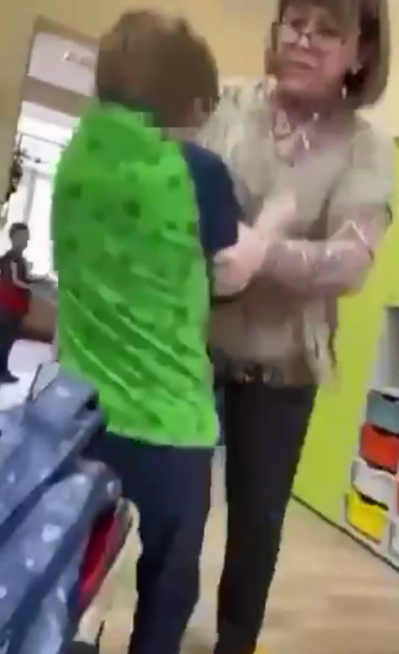 Учительница била мальчика по лицу и рукам.