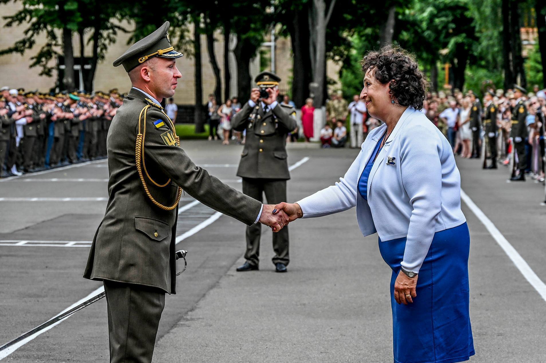 Посол Мелинда Симмонз вручила переходный меч королевы Великобритании полковнику ВСУ Михаилу Драпатому