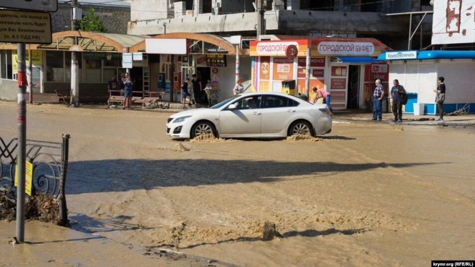 Улицы города затопило.