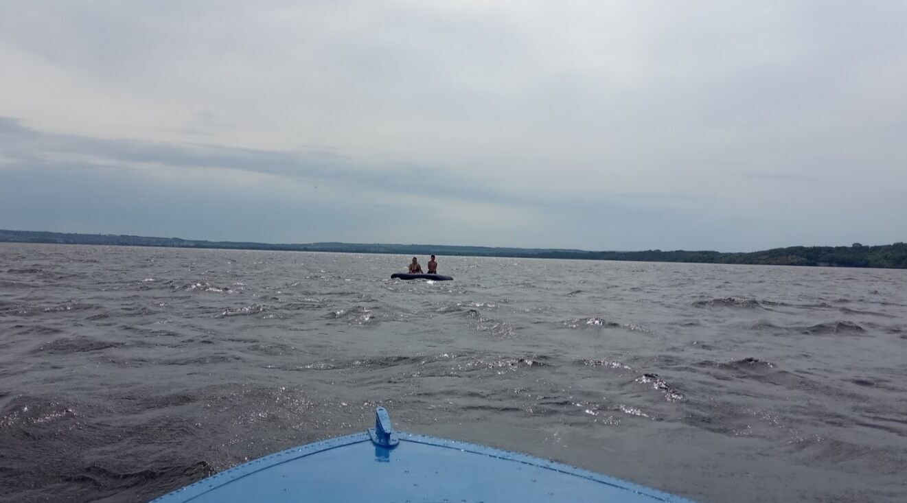 Спасатели забрали женщин на моторной лодке