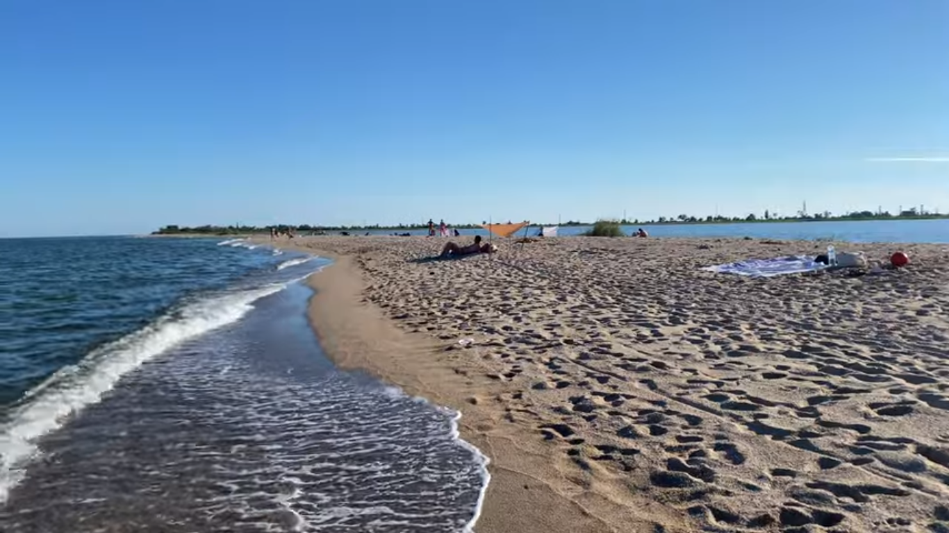 Пляж поруч з озером Червоне