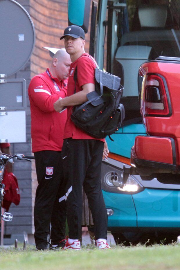 Шченсны возле автобуса сборной Польши