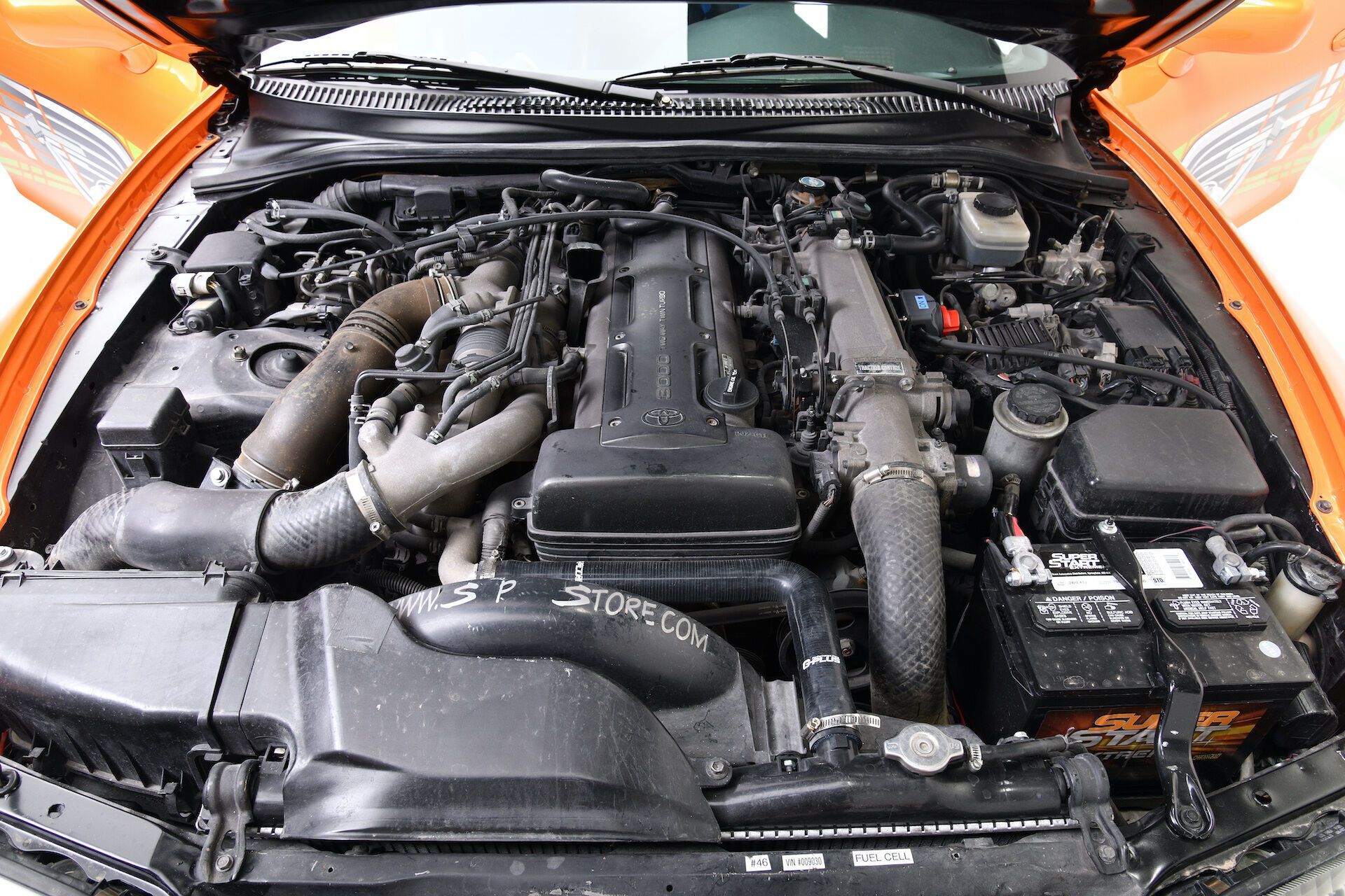 Автомобиль оснащен 3-литровым рядным 6-цилиндровым мотором 2JZ-GTE с двумя турбинами