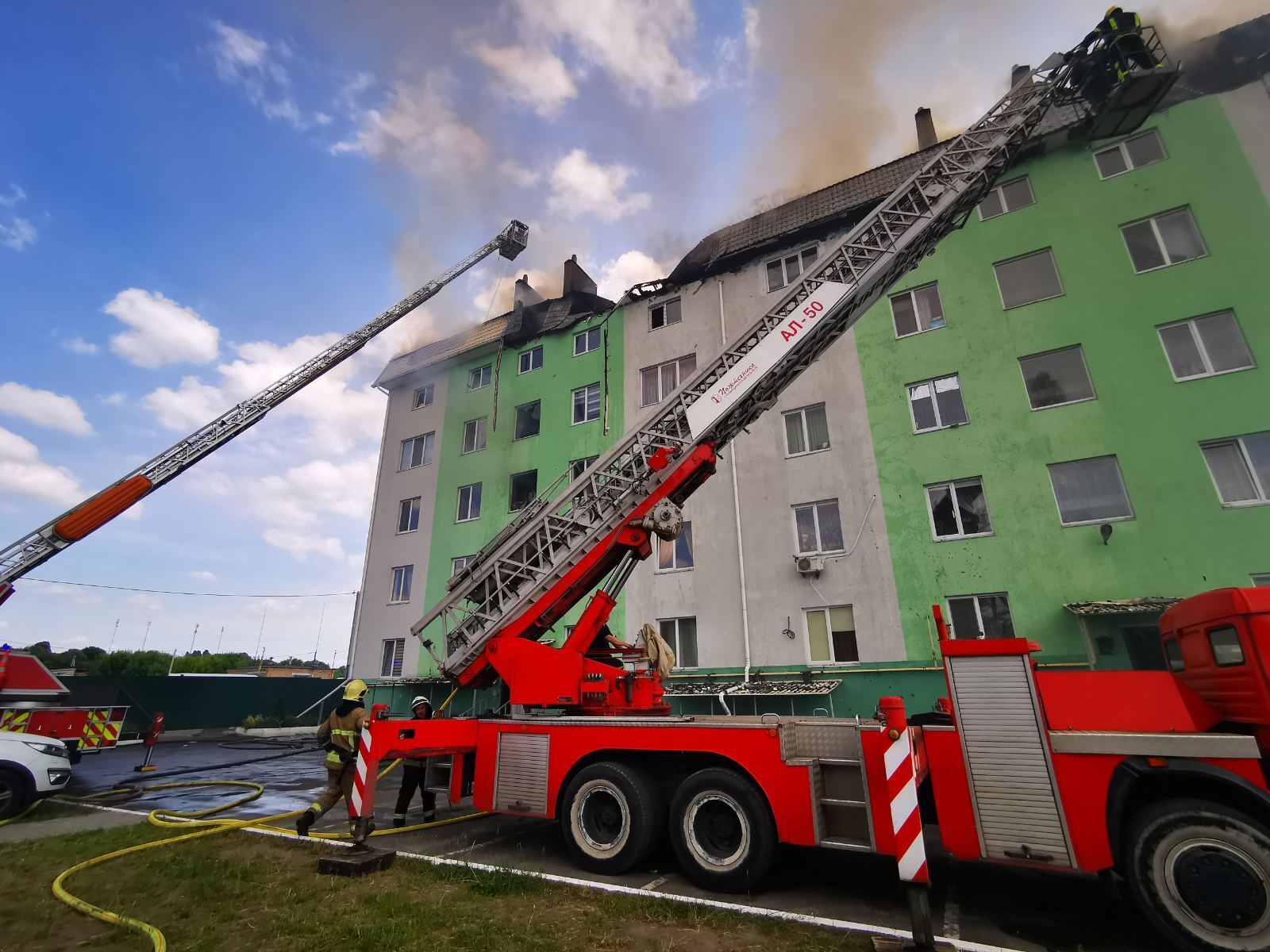 В результате взрыва пострадали семь человек.