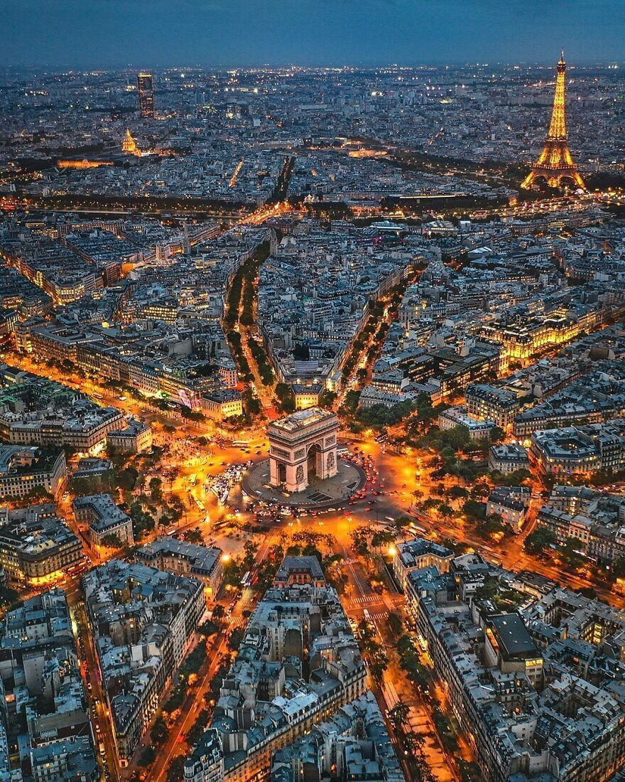 Триумфальная арка и Елисейские поля в Париже – Франция.