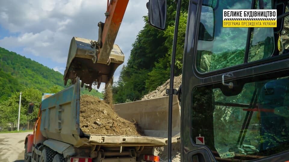 На Закарпатті розбирають скелю для "Великого будівництва" важливої магістралі