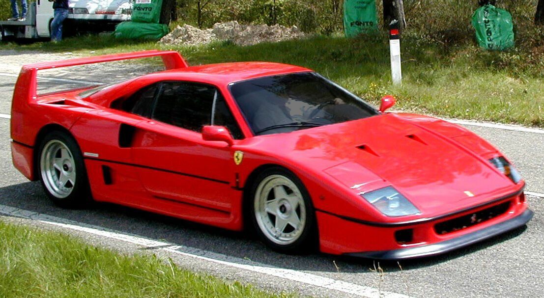 Ferrari F40 став першим серійним автомобілем, який їхав швидше ніж 321 км/год