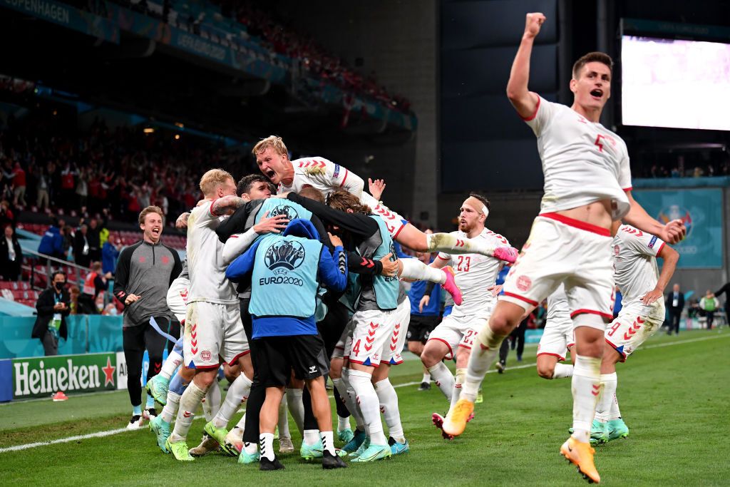 Дания вырвала путевку в плей-офф после двух поражений