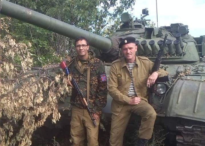 Вооруженный Павел Кафка возле танка оккупантов