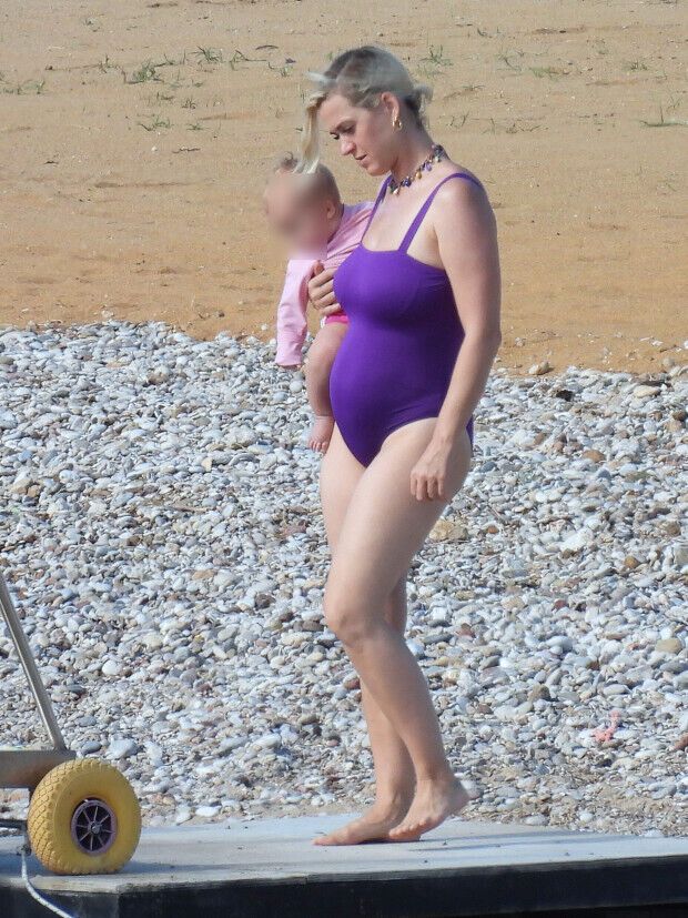 Кеті Перрі позує в фіолетовому купальнику
