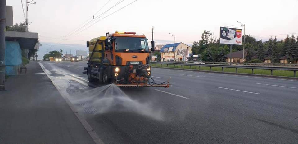 Для поливання вулиць залучено 70 одиниць спецтехніки.