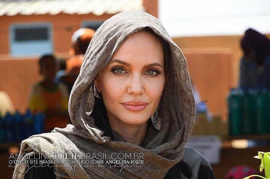 Анджеліна Джолі була в хустці.