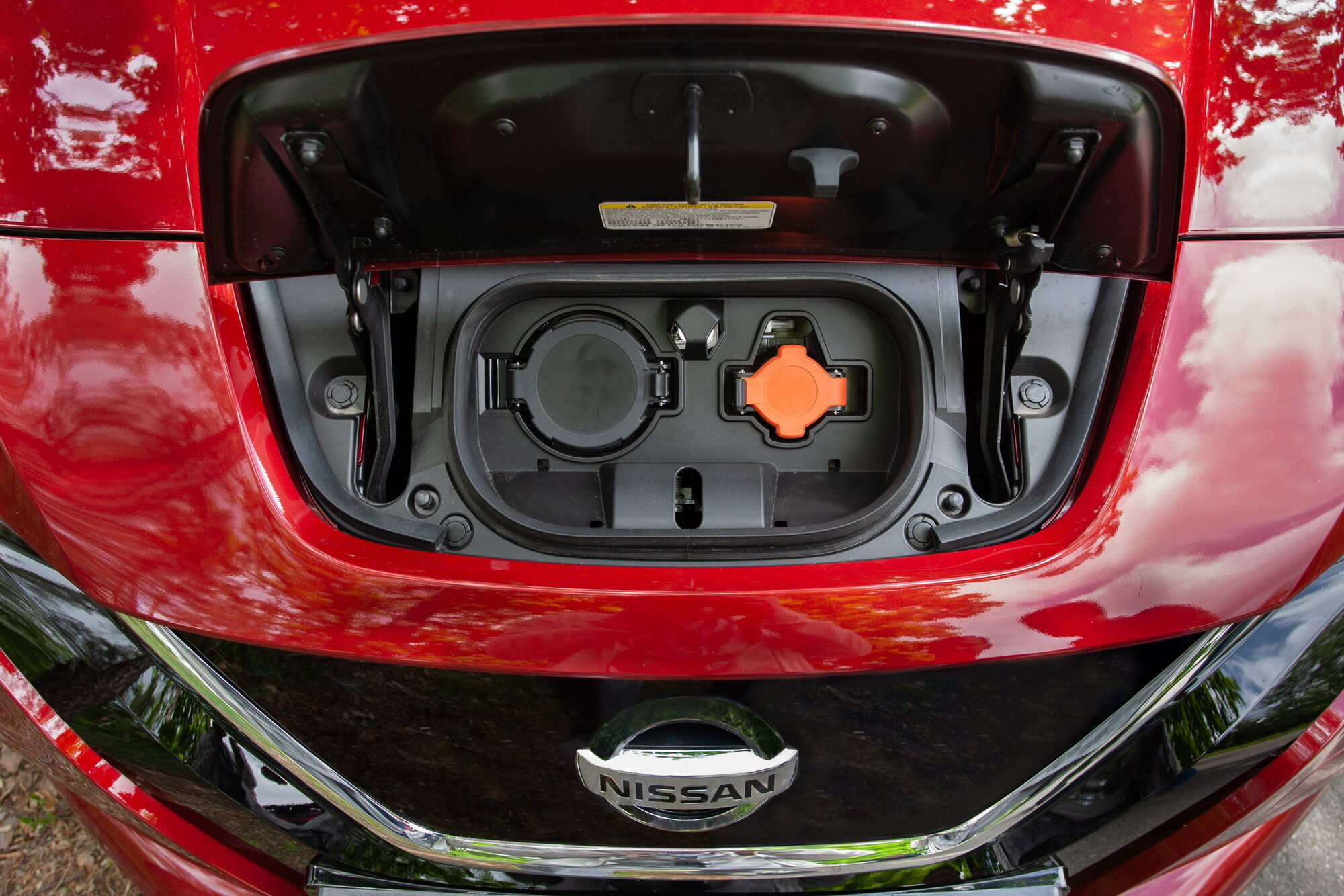Зарядить батарею Nissan Leaf можно тремя способами