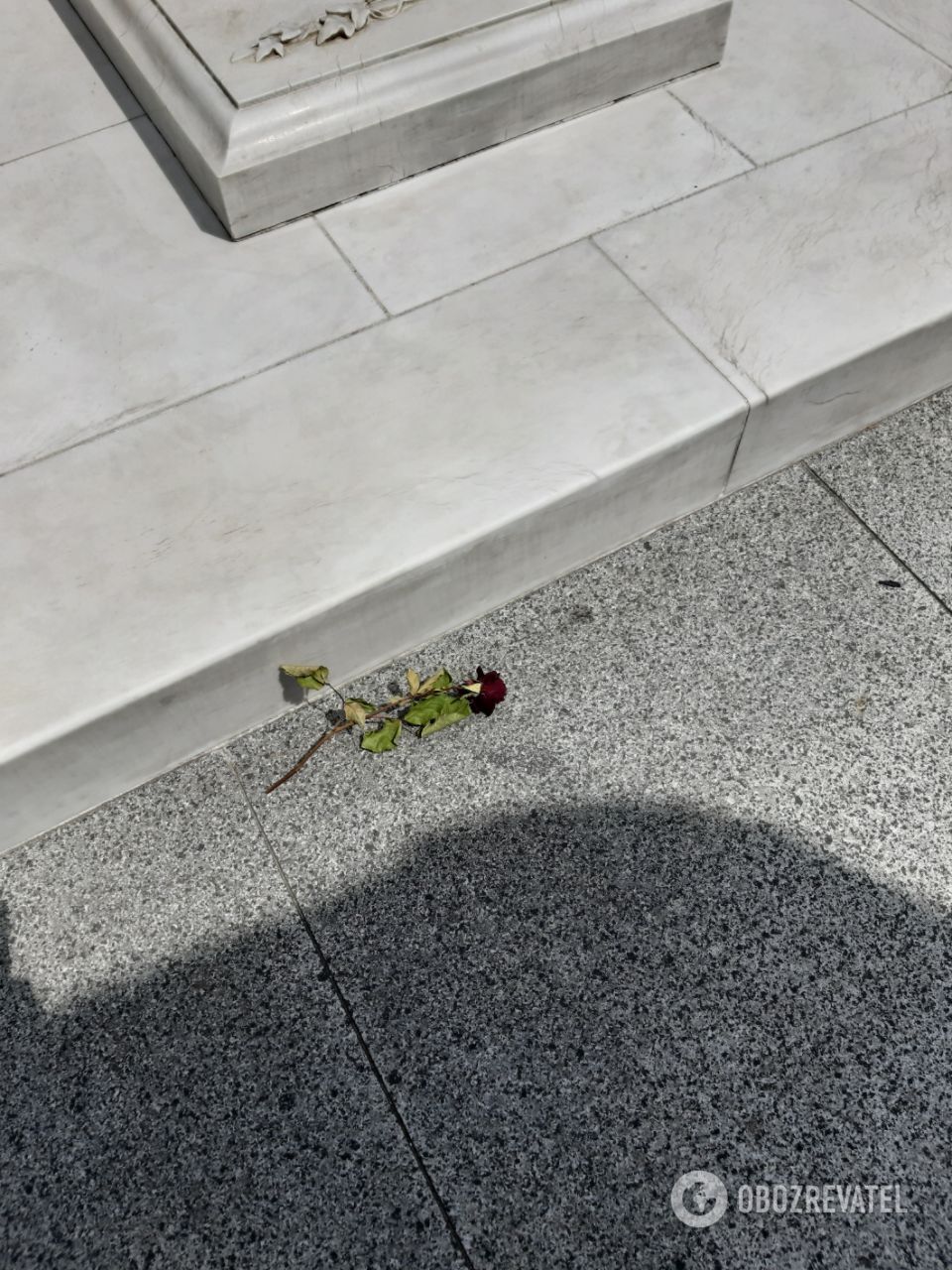 На меморіалі лежить свіжа троянда