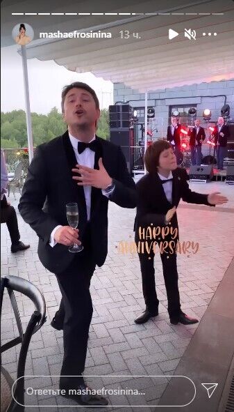 Притула танцює разом з сином