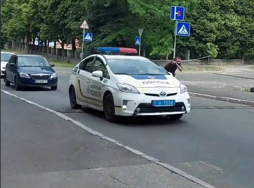 Після короткого спілкування з поліцією киянин помахав їм рукою і пішов.