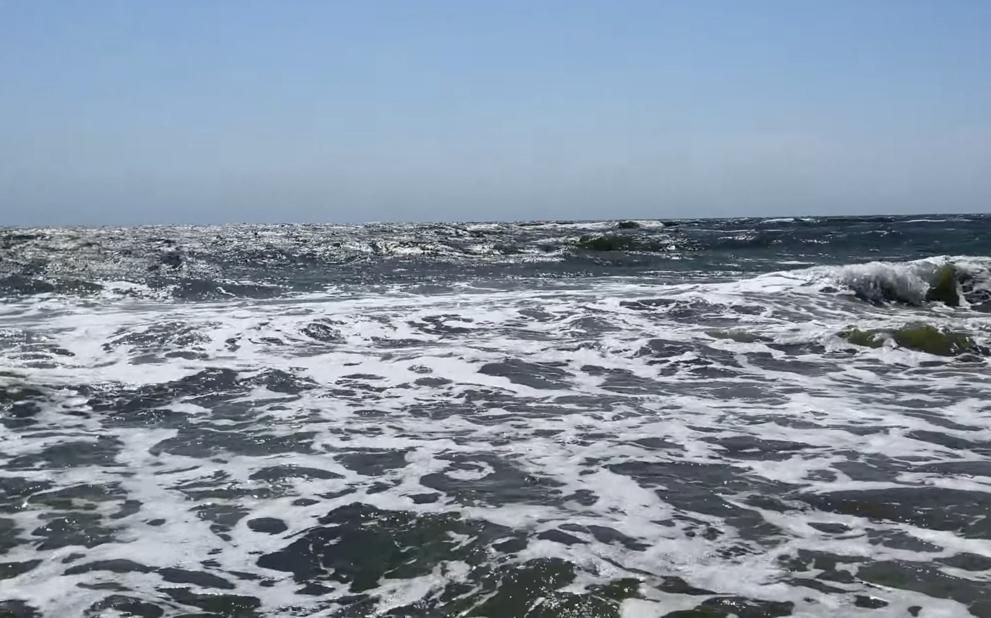 Вода в морі дуже каламутна