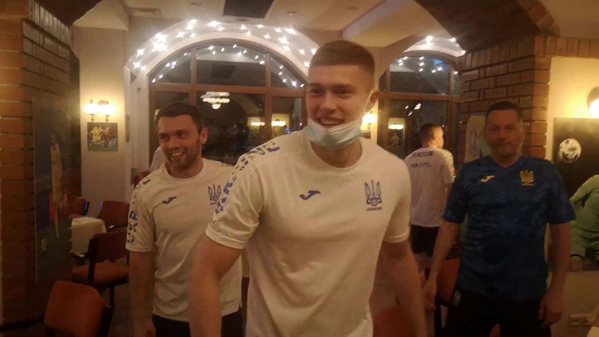 Довольные футболисты сборной Украины