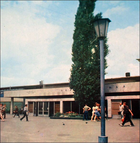 У 1976 році до входів були прибудовані великі вестибюлі.