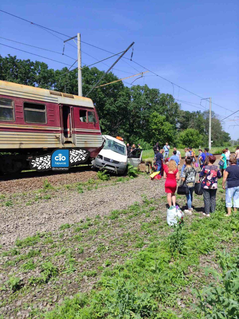 Під Харковом поїзд збив мікроавтобус