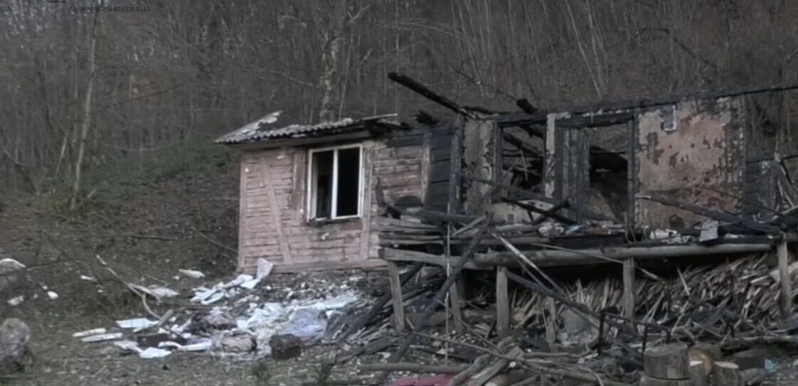 Сгоревший дом, из которого Софийка вынесла на руках четверых братьев и сестер.