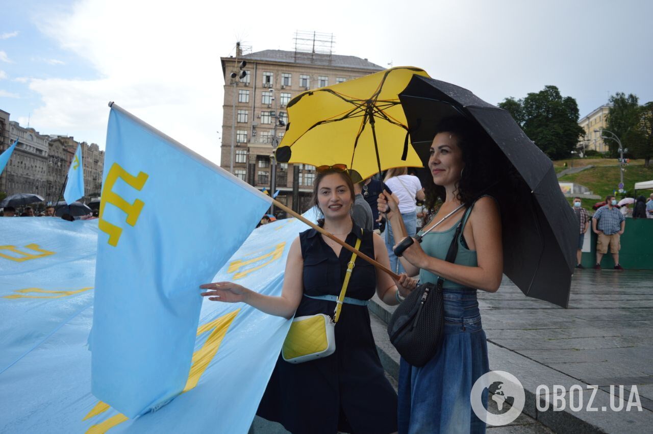 Участники акции пронесли по центру Киева большой крымскотатарский флаг