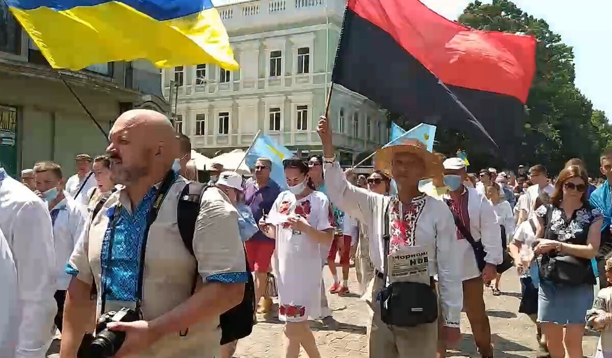 Люди пришли с сине-желтыми и красно-черными флагами.