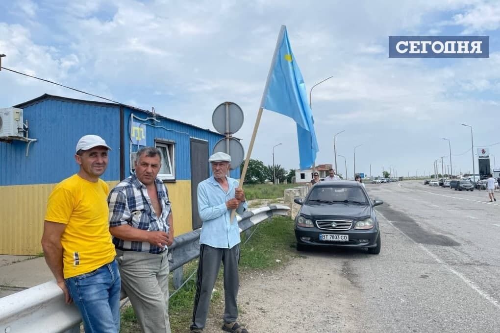 На кордоні розгорнули кримськотатарський прапор