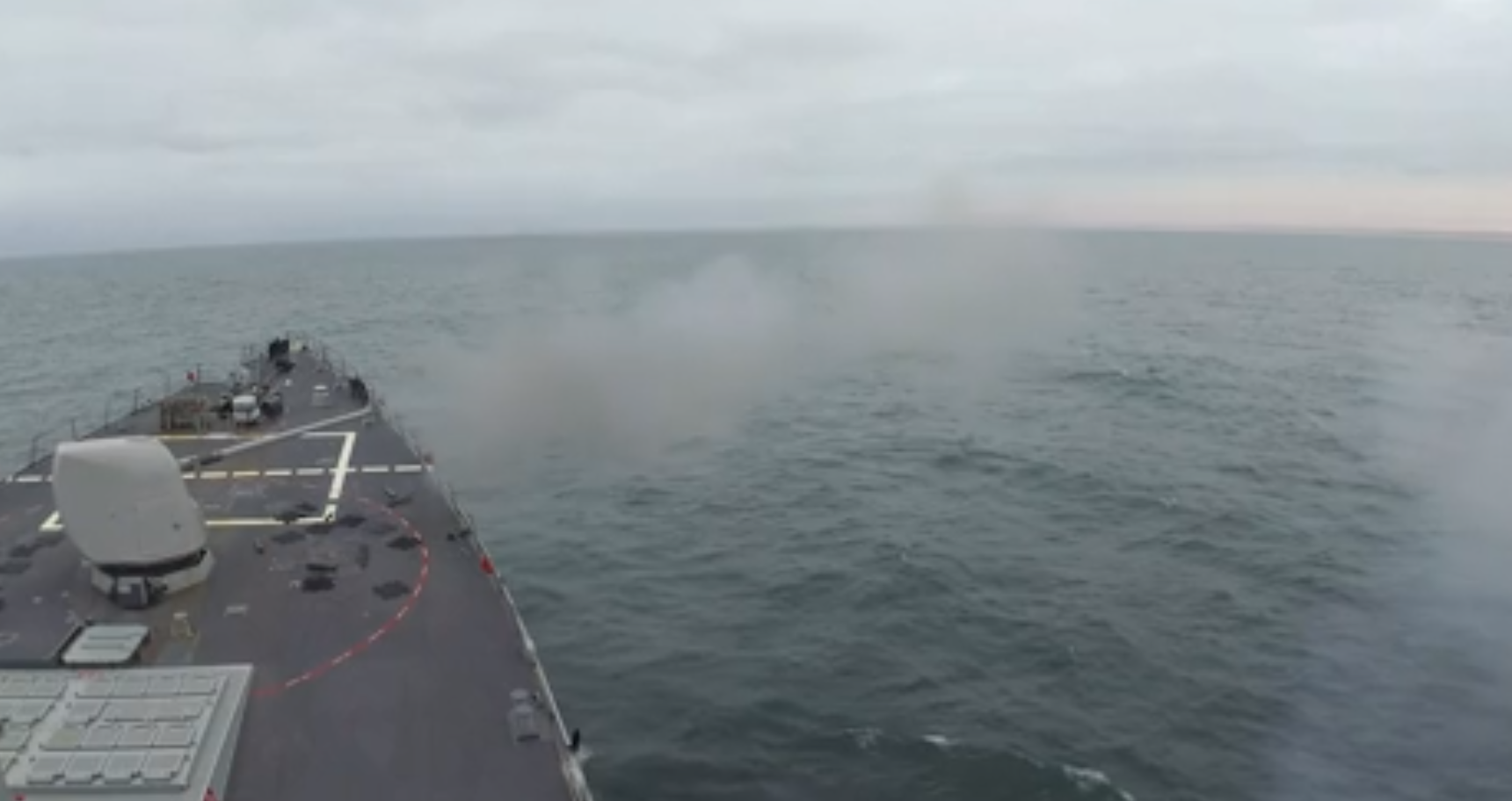 Навчальні стрільби USS Ross біля берегів Марокко.