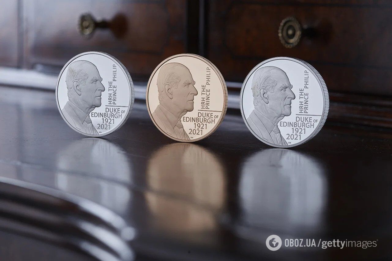 Дві монети номіналом п'ять фунтів стерлінгів сірого і бронзового кольорів випустили на пам'ять про принца Філіпа