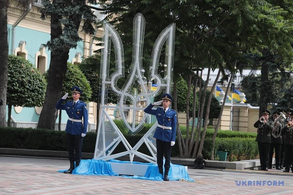 Під Радою встановили пам'ятний знак "Тризуб"