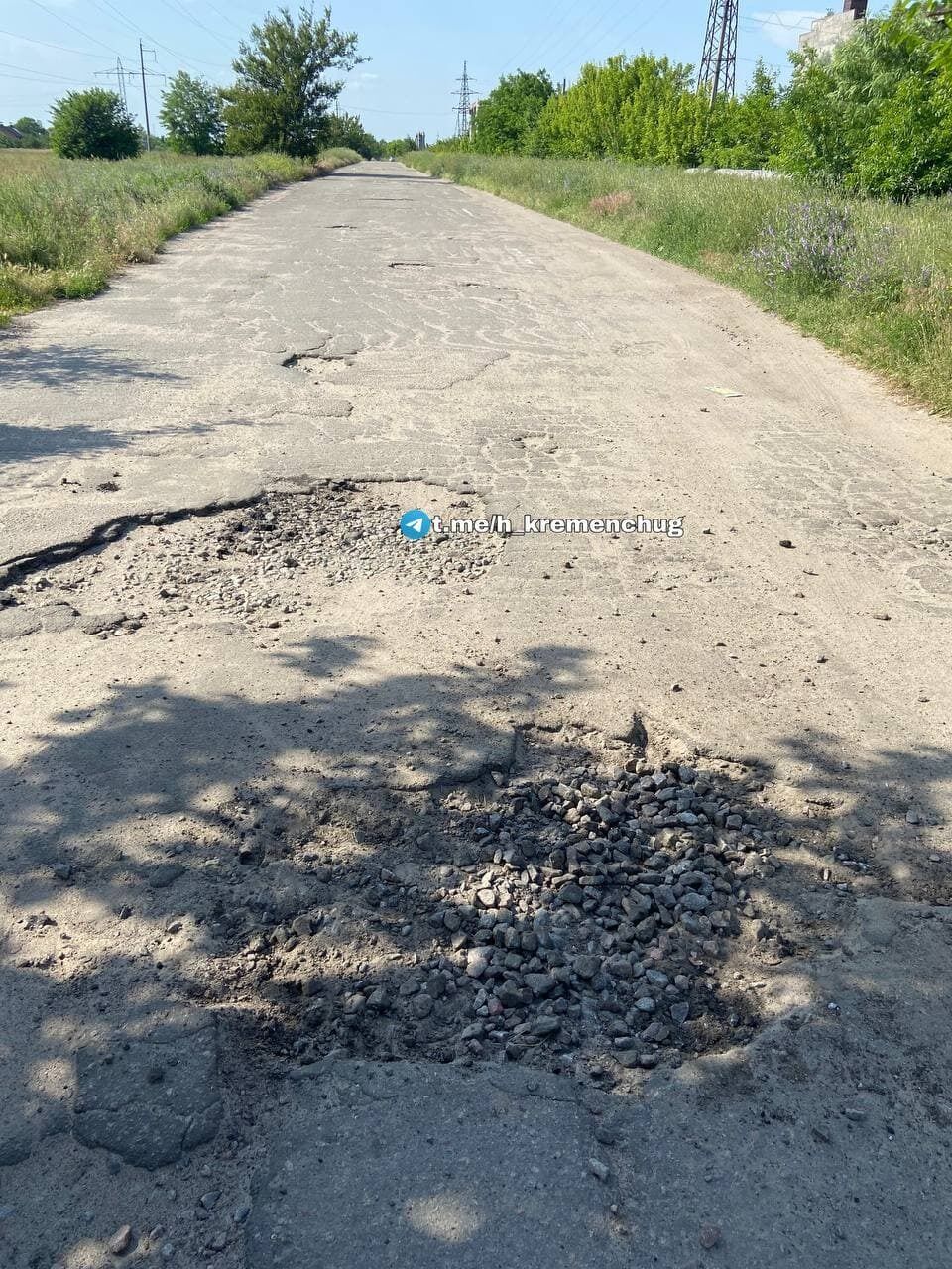 У Кременчуці чоловік вирішив відремонтувати яму на дорозі за власний рахунок