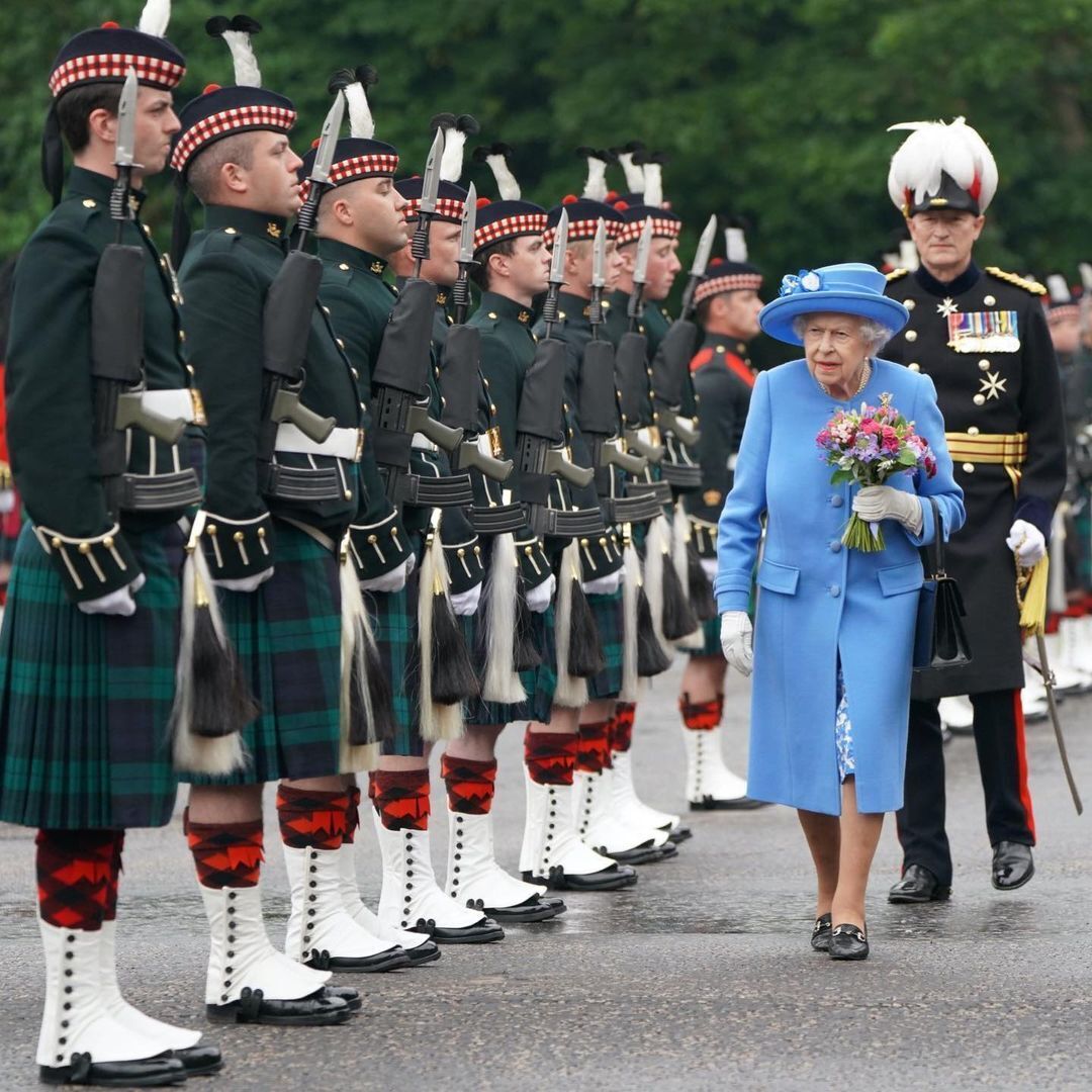 Елизавета II в элегантном наряде
