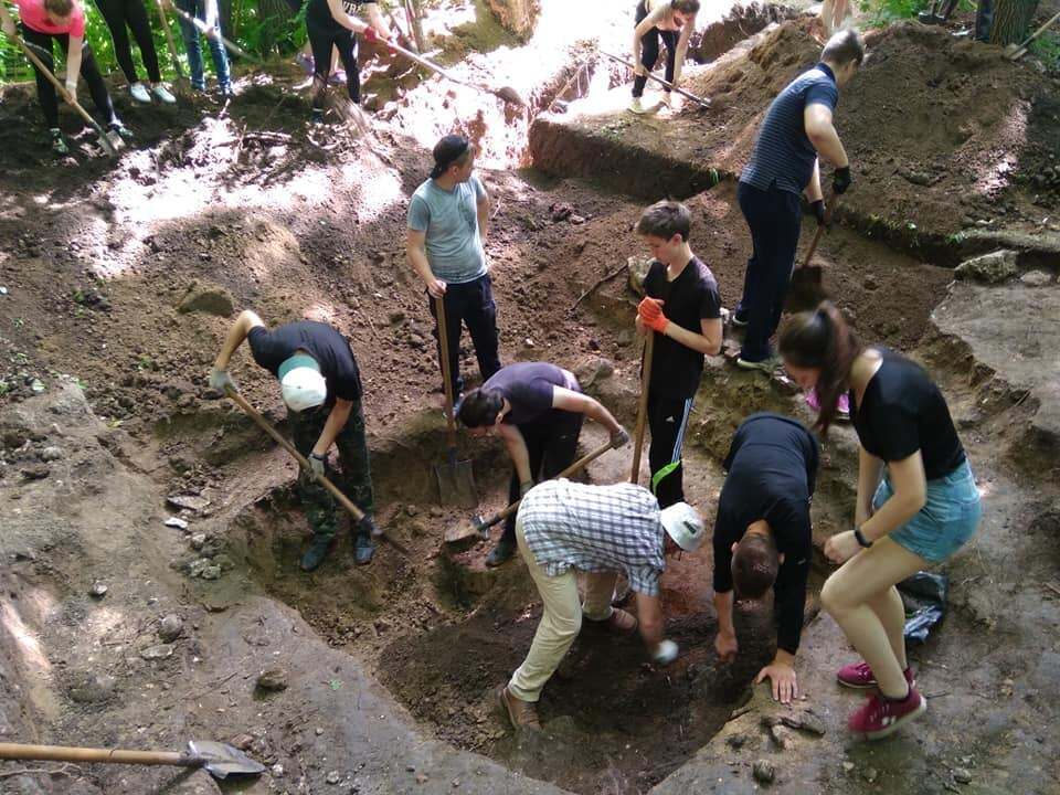 Первые укрепления на Кармалюковой горе датируются трипольской культурой
