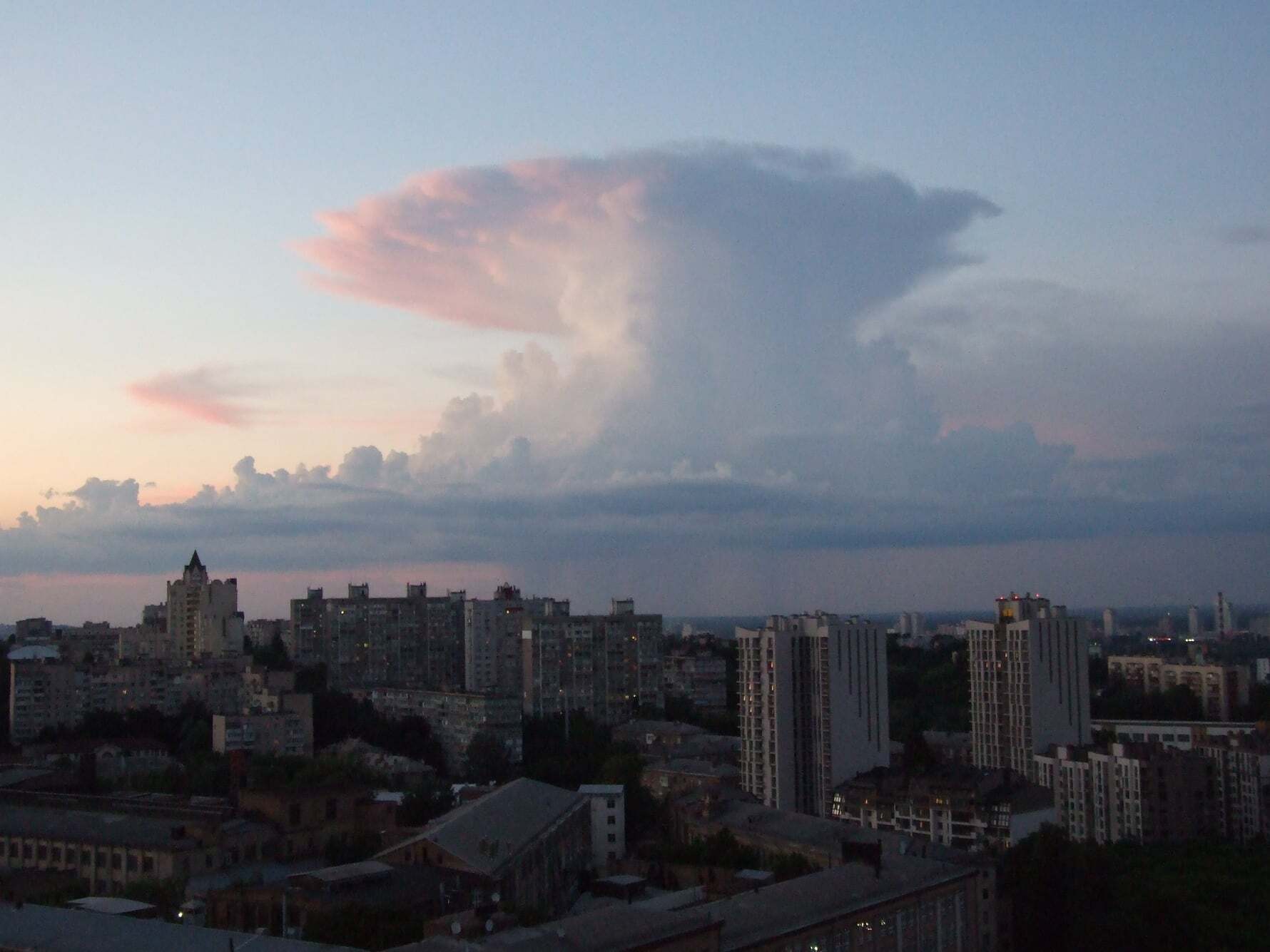 Облако-"наковальня" над Киевом.