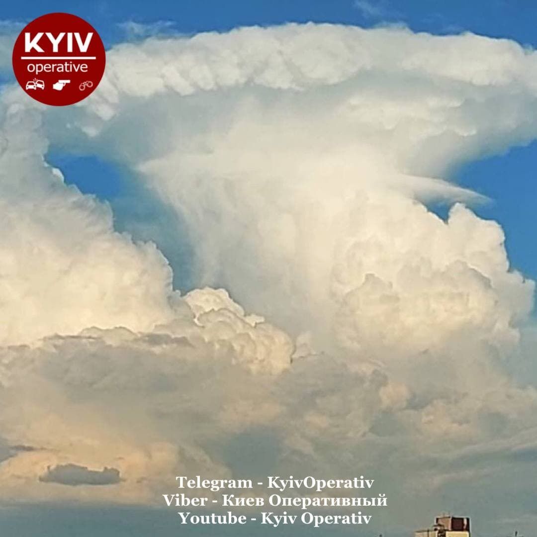 Облако-"наковальня" над Киевом.