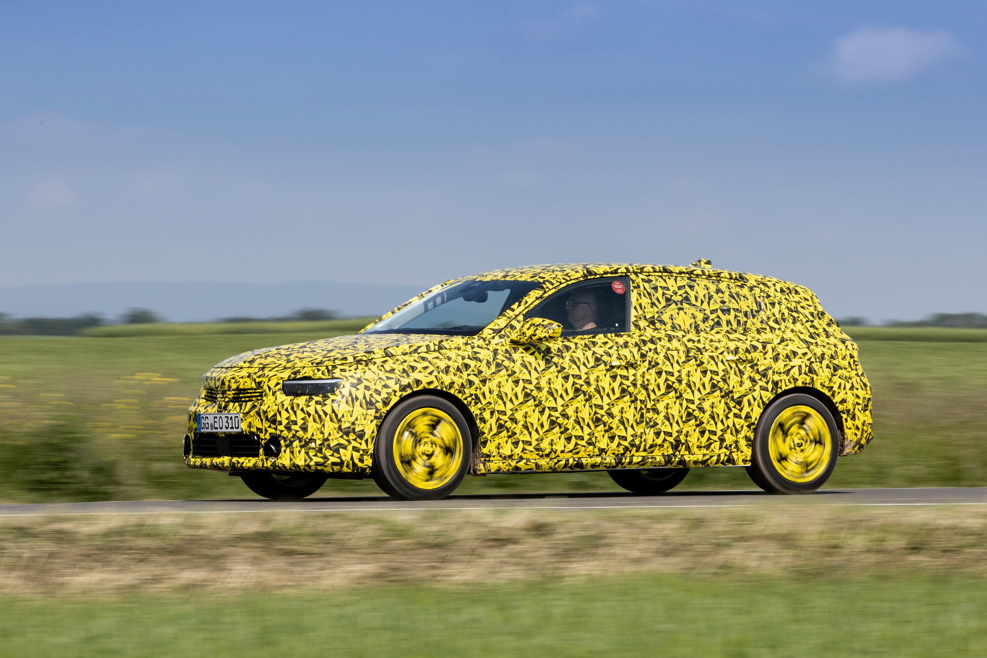 Внешне автомобиль будет продолжать развитие нового стиля Opel Vizor, который уже успели примерить другие новинки бренда