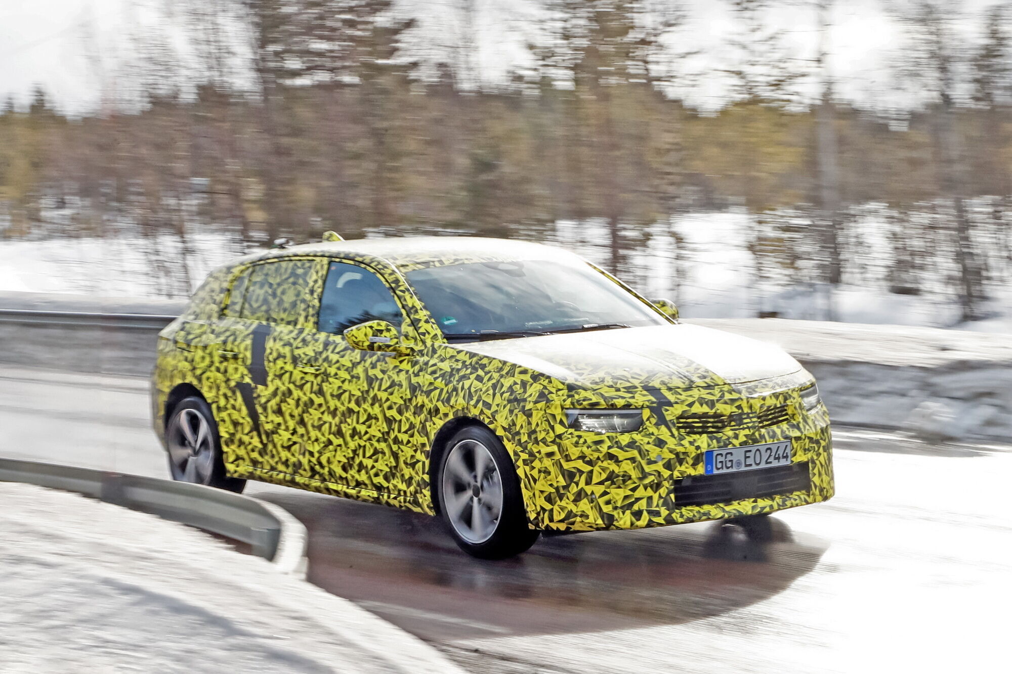 У компанії показали закамуфльовані прототипи Opel Astra, випробування яких проводяться на дорогах Скандинавії та Німеччини