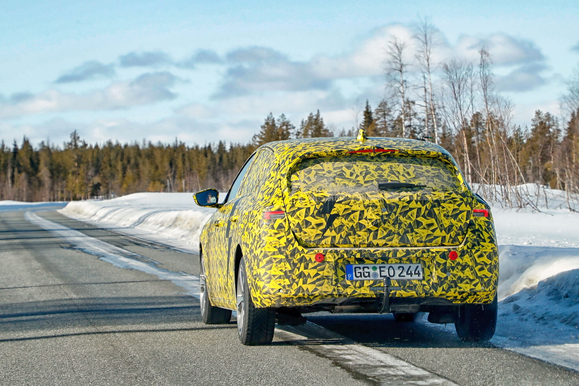 Инженеры Opel отвезли прототипы далеко на север, чтобы испытать новинку на обледенелых дорогах шведской Лапландии