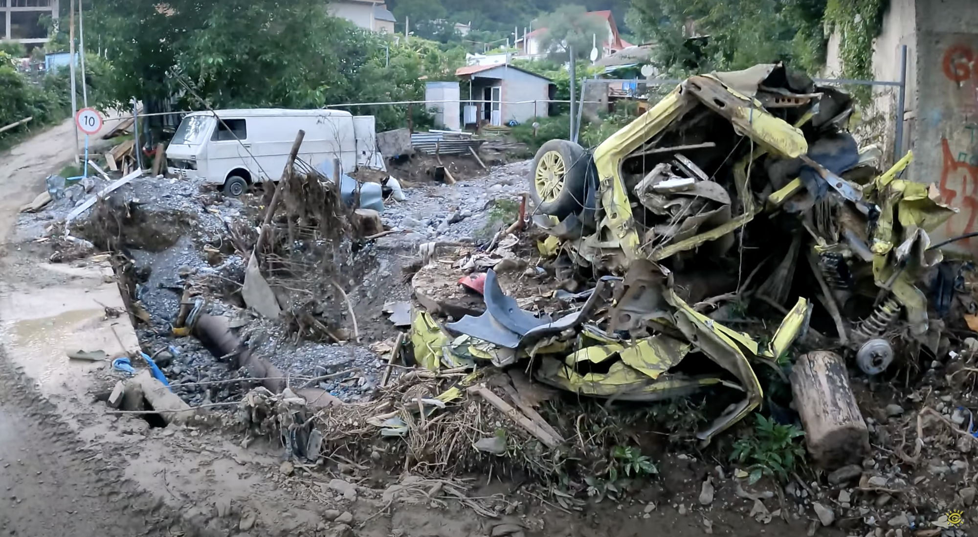 В Крыму в результате потопа пострадало много автомобилей.