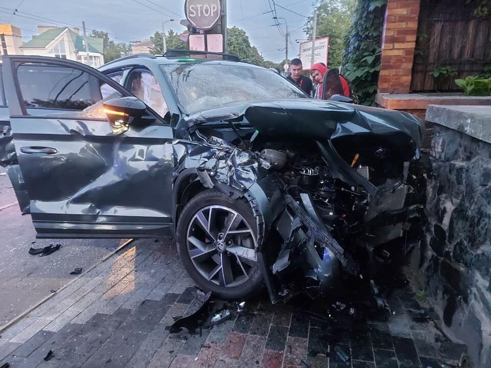 У Рівному трапилася масштабна ДТП з таксі: багато постраждалих. Фото