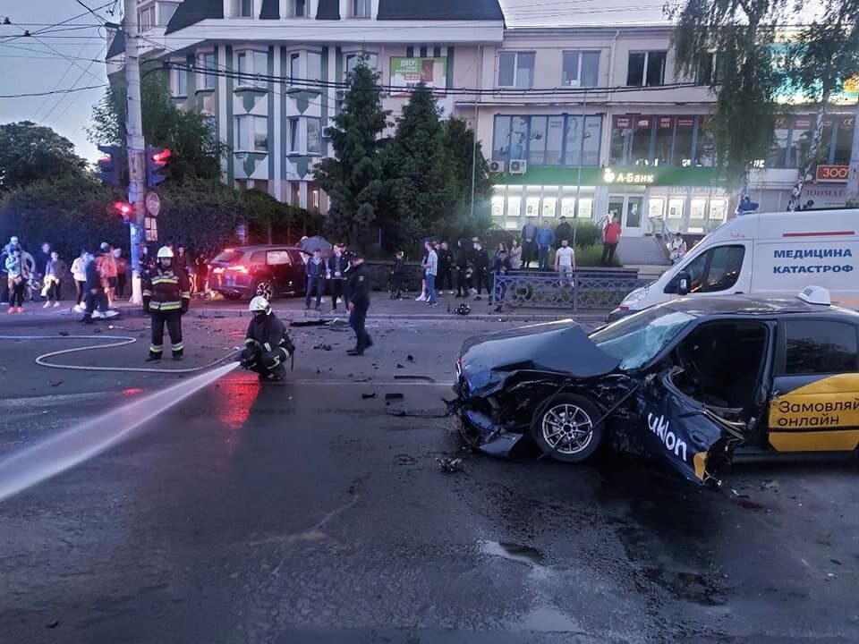 В Ривне произошло масштабное ДТП с такси: много пострадавших. Фото