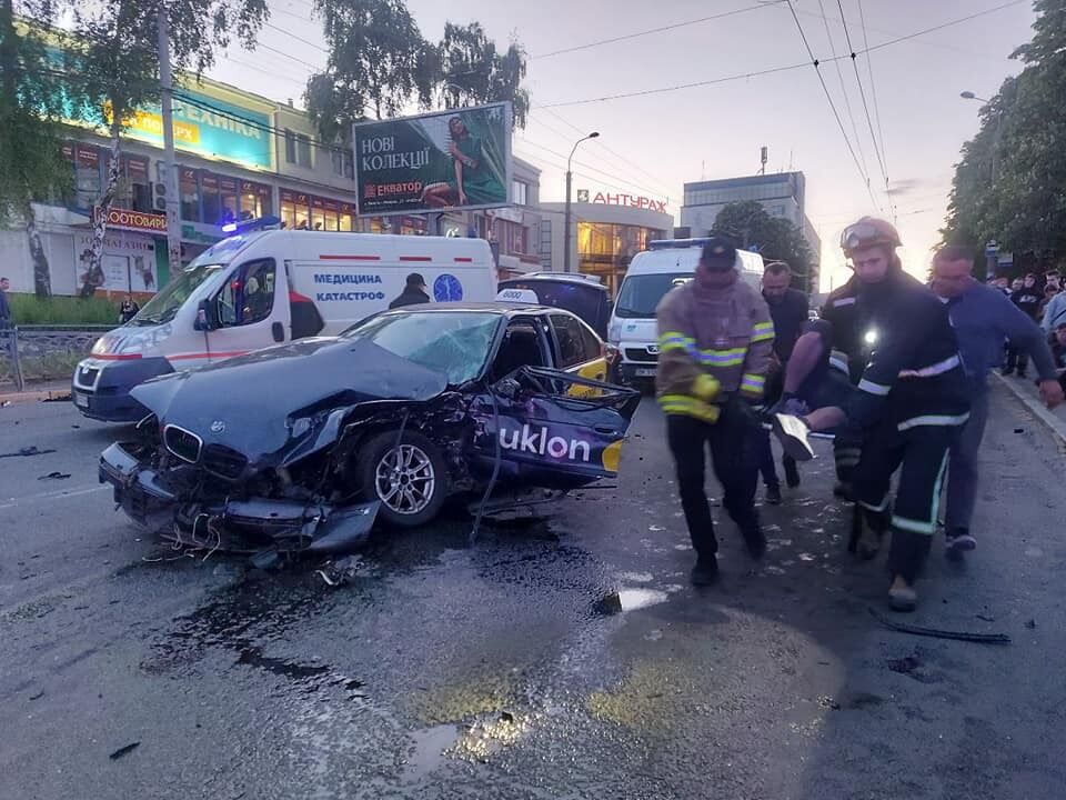 В Ривне произошло масштабное ДТП с такси: много пострадавших. Фото