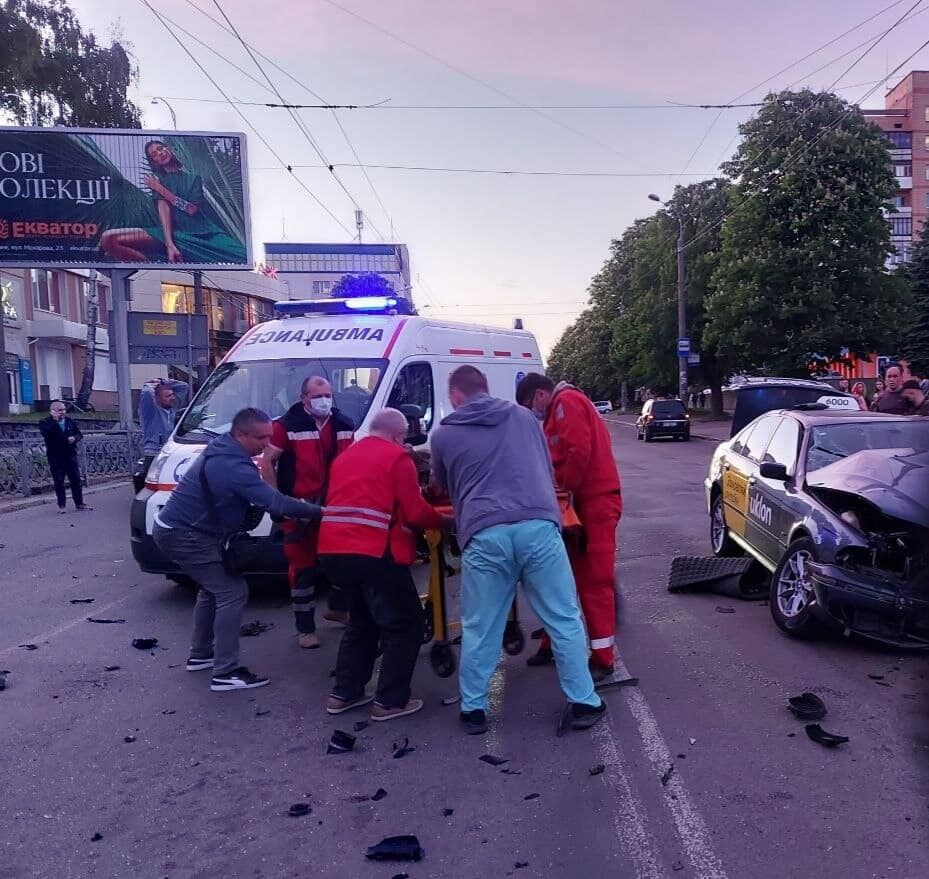 У Рівному трапилася масштабна ДТП з таксі: багато постраждалих. Фото